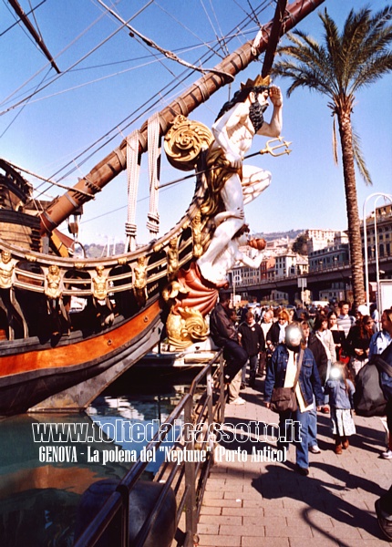 GENOVA - La polena del galeone "Neptune", ormeggiato al Porto Antico