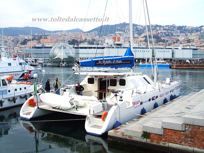 GENOVA (Porto Antico) - Il catamarano "Spirito di Stella" all'ormeggio. Sullo sfondo l'Acquario e la Bolla di Renzo Piano