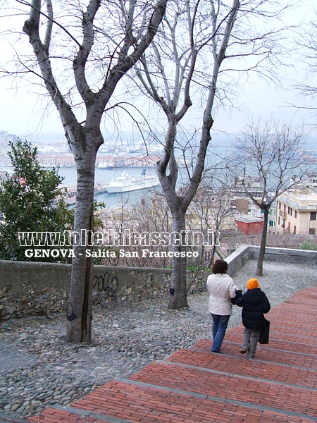 GENOVA - Salita San Francesco con vista sull'area portuale