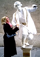 GENOVA (Via San Lorenzo) - Un artista di strada mima Cristoforo Colombo, suscitando l'attenzione dei passanti GENOVA (Via San Lorenzo) - Un artista di strada mima Cristoforo Colombo, suscitando l'attenzione dei passanti