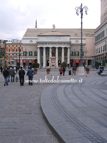 GENOVA - Il Teatro Carlo Felice e il lastricato concentrico della fontana di Piazza De Ferrari