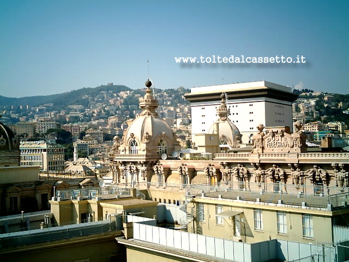 GENOVA - La torre di servizio del Teatro Carlo Felice vista dalle torri di Porta Soprana