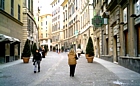 GENOVA - Via Cairoli, una delle più eleganti della città, mette in comunicazione Largo della Zecca con Piazza della Meridiana e il cuore del centro storico genovese
