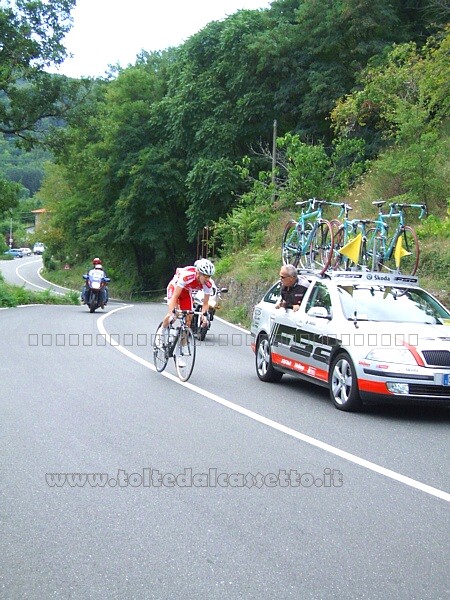 GIRO DELLA LUNIGIANA 2007 - Il danese Mikkel Schioler (n.204) riceve consigli dal suo DS mentre  in fuga verso Pontremoli (1a tappa)