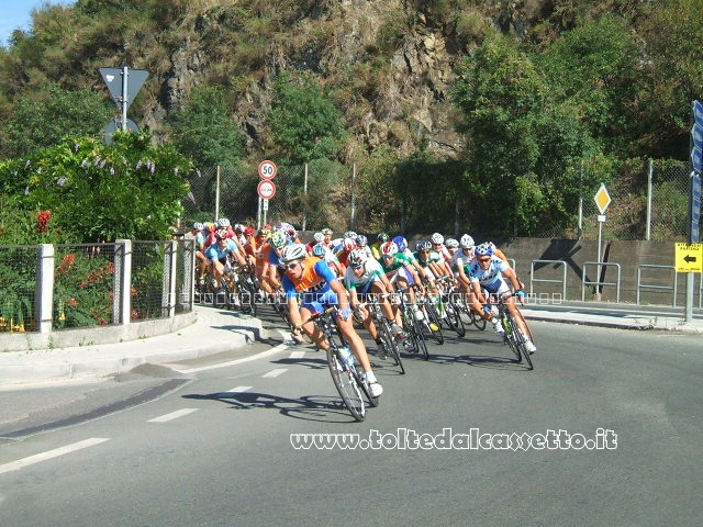 GIRO DELLA LUNIGIANA 2007 - Il gruppo alla rotatoria di Fornola (2a tappa)