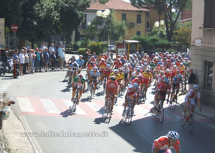 GIRO DELLA LUNIGIANA 2007 - Il gruppo transita in Piazza Garibaldi a S.Stefano di Magra (3a tappa)