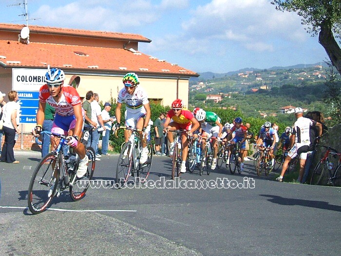 CASTELNUOVO MAGRA -  Il campione del mondo di categoria Dego Ulissi (Toscana) transita al GPM della Carlotta preceduto dal compagno di squadra Apollonio