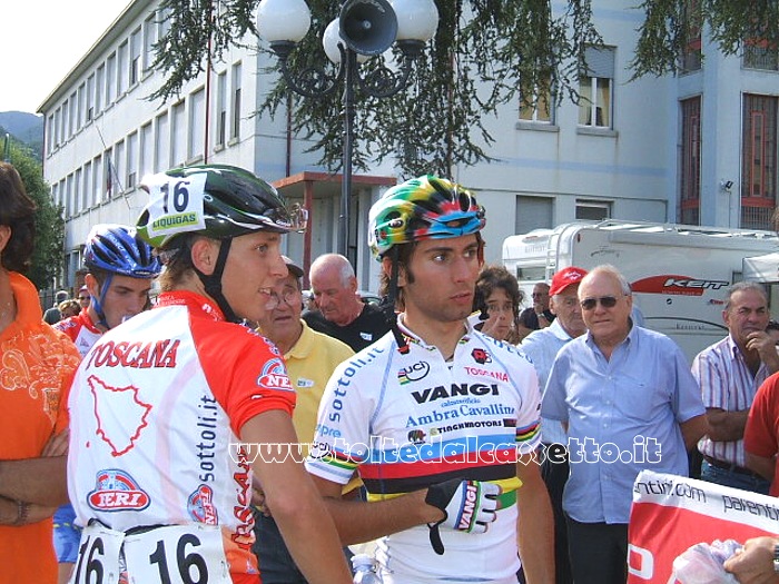 GIRO DELLA LUNIGIANA 2007 - A Pontremoli il campione del mondo di categoria Diego Ulissi mentre assiste alla premiazione di Daniele Ratto