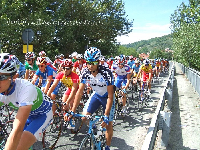 GIRO DELLA LUNIGIANA 2007 - La partenza ufficiale della prima tappa (Bolano-Pontremoli) avviene a Bettola di Caprigliola, nei pressi del ponte sul Magra