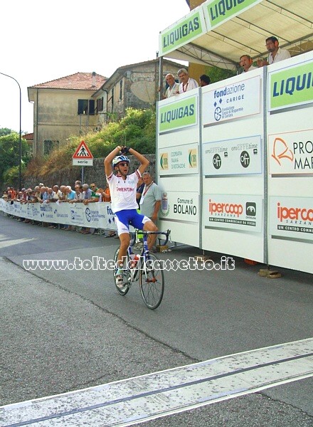 GIRO DELLA LUNIGIANA 2008 - Moreno Moser vince la seconda tappa con arrivo a Bolano. Eccolo mentre taglia il traguardo a braccia alzate