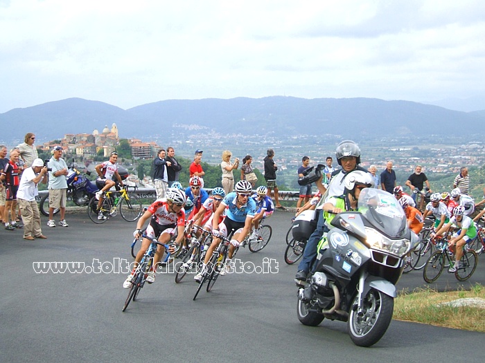 GIRO DELLA LUNIGIANA 2008 - Il gruppo sulla salita del Termo a Ortonovo. In testa l'austriaco David Wrer (n.163)