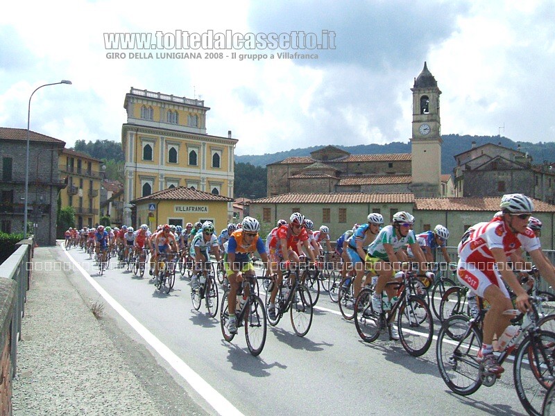 GIRO DELLA LUNIGIANA 2008 - Il gruppo transita a Villafranca nei pressi della Chiesa di San Giovanni