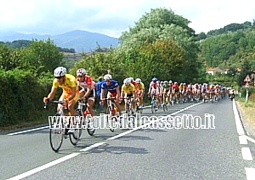 GIRO DELLA LUNIGIANA 2009 - Il gruppo transita nei pressi di Pontremoli (1a tappa)