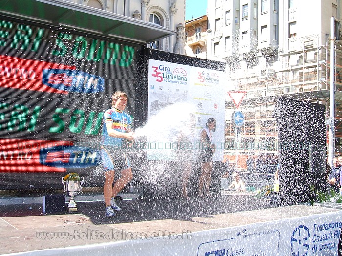 GIRO DELLA LUNIGIANA 2009 - Il belga Kevin De Jonghe (n.25) festeggia con spumante la sua vittoria nell'ultima tappa con arrivo a La Spezia