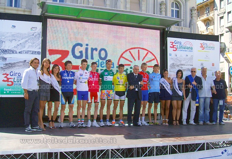 GIRO DELLA LUNIGIANA 2009 (La Spezia) - Simone Antonini, primo assoluto, e tutti i vincitori delle altre classifiche in una foto di gruppo con tecnici, dirigenti e autorità
