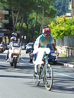 CARRARA (Salita della Foce) - Ayazbayev scatta in solitaria per andare a vincere la prima tappa da Ortonovo a Carrara
