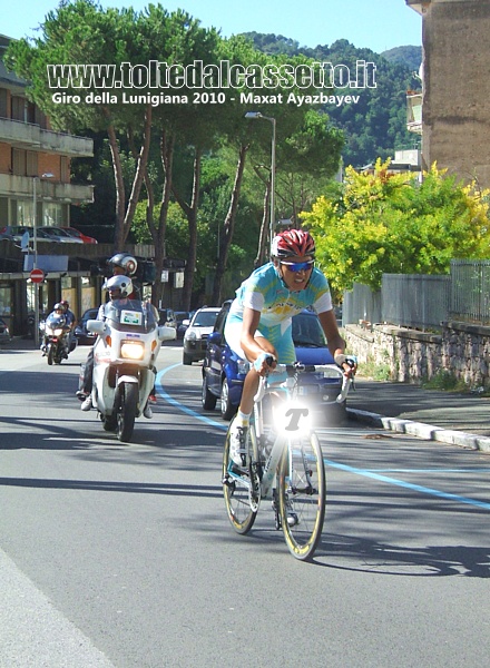 GIRO DELLA LUNIGIANA 2010 - Maxat Ayazbayev va in fuga sulla salita della Foce a Carrara. Il vantaggio accumulato su questa asperit gli consentir di vincere la prima tappa e il Giro