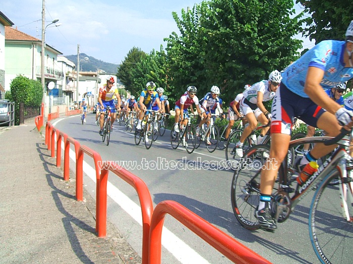 GIRO DELLA LUNIGIANA 2010 - Nella 4a tappa il gruppo attraversa Pian Di Follo. Si riconoscono: Andrea Corti (n.165) - Emil Andersson (n.171) - David Dvorsky (n. 52) - Luca Zanotelli  (n.244) - Mario Di Stefano (n.204) - Marco Ciccanti (n.121)