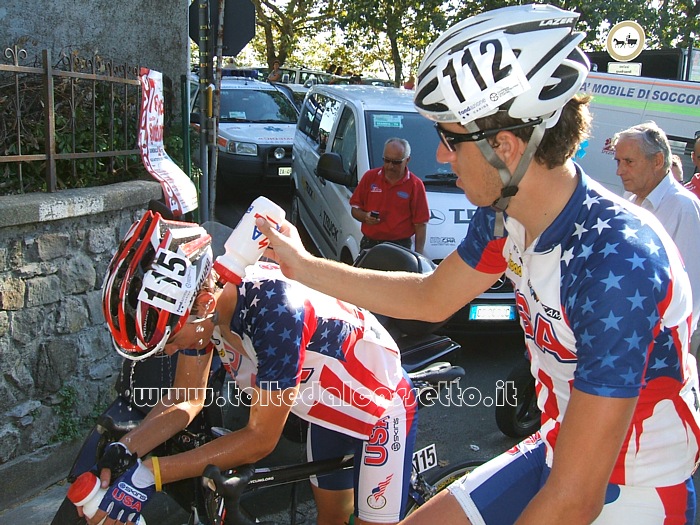 GIRO DELLA LUNIGIANA 2010 - La salita di Fosdinovo  molto impegnativa. L'americano Ben Gabardi (n.115)  stremato dalla fatica e viene rinfrescato dal compagno di squadra Torey Philipp (n.112) con una borraccia d'acqua