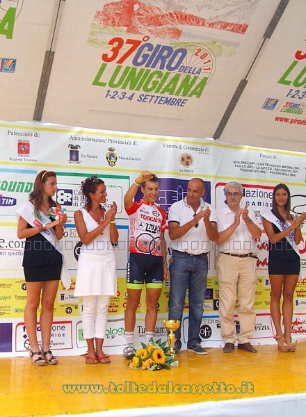GIRO DELLA LUNIGIANA 2011 - Alberto Bettiol premiato a Fosdinovo dopo la vittoria nella terza tappa