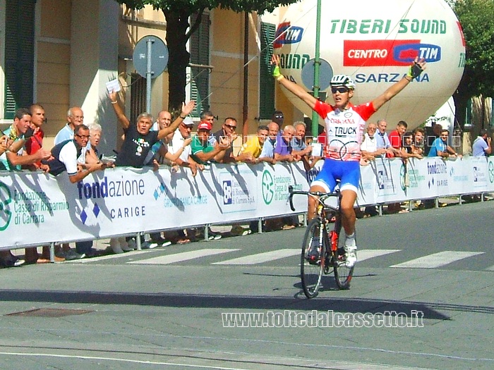 GIRO DELLA LUNIGIANA 2011 - Il toscano Alberto Bettiol taglia il traguardo in solitaria e vince la prima tappa con arrivo a Pontremoli