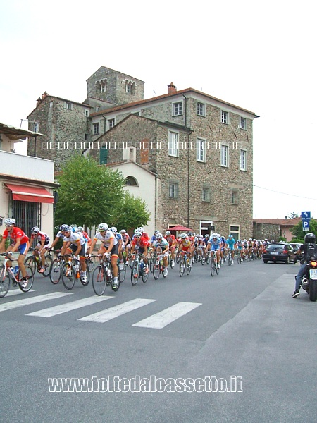 GIRO DELLA LUNIGIANA 2012 - Il gruppo transita a Ceparana (1a tappa)