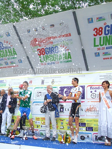 GIRO DELLA LUNIGIANA 2012 - Mohoric e Herklotz sul podio finale festeggiano con lo spumante sotto gli occhi di Marino Fiasella, commissario straordinario della Provincia della Spezia