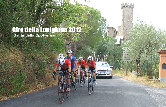 GIRO DELLA LUNIGIANA 2012 - Un drappello di corridori affronta la temibile salita della Spolverina che da Castelnuovo Magra porta a Fosdinovo. In testa al gruppetto il n. 58 Mirko Torta (Piemonte)