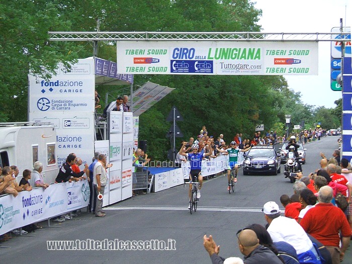 GIRO DELLA LUNIGIANA 2012 - Due atleti a braccia alzate sul traguardo di Casano di Ortonovo. Sono Silvio Herklotz che fa il tris di tappa e, alle sue spalle,  Matej Mohoric che risulter primo nella classifica generale finale