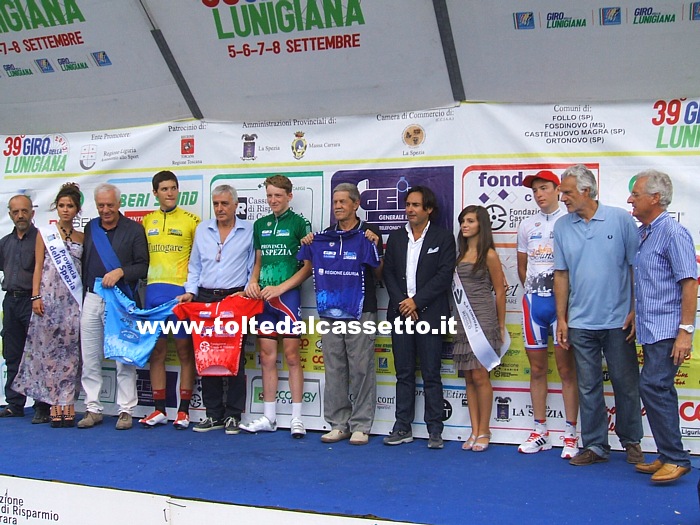GIRO DELLA LUNIGIANA 2013 - Organizzatori ed autorità sul podio finale assieme a tutte le maglie assegnate