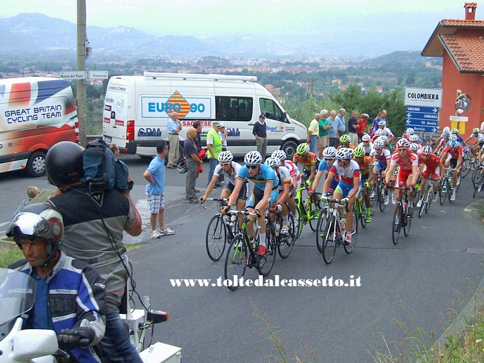 GIRO DELLA LUNIGIANA 2013 (Quarta tappa) - Sotto un cielo plumbeo che minaccia pioggia il gruppo affronta la salita di Castelnuovo Magra