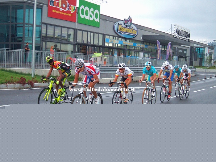 GIRO DELLA LUNIGIANA 2013 (Quarta tappa) - Sotto una leggera pioggia, il russo Dmitry Strakhov (n.150)  alla testa di un gruppetto di fuggitivi sulla variante Aurelia a Sarzana e fa un cenno di saluto all'obiettivo