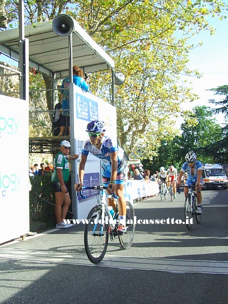 GIRO DELLA LUNIGIANA 2013 - Luga Fragola (n. 26 - team Liguria) taglia il traguardo a Fosdinovo