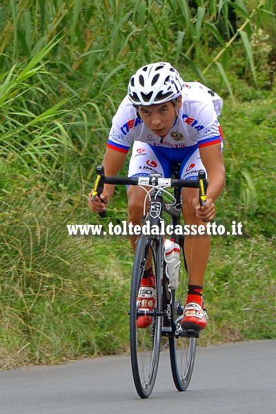 GIRO DELLA LUNIGIANA 2015 (prima_tappa) - Il russo Aleksandr Borisov (n.113) in posizione aerodinamica lungo la discesa di Vezzano Ligure