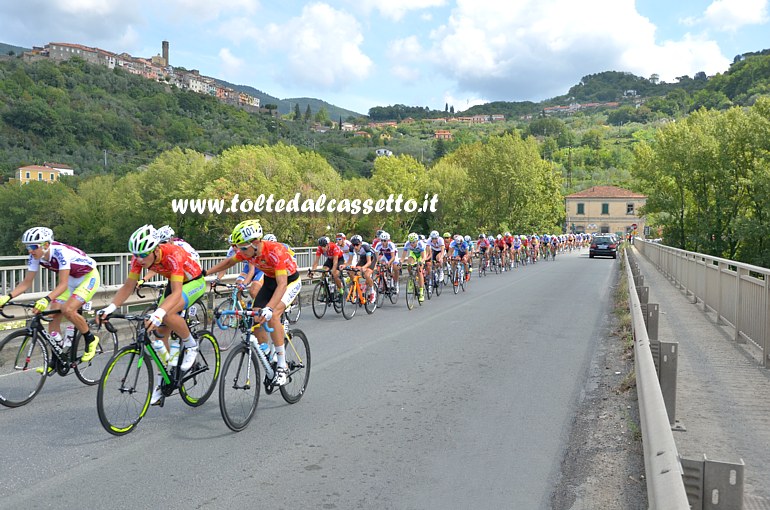 GIRO DELLA LUNIGIANA 2015 (Prima Tappa) - Il gruppo attraversa il ponte sul Magra a Caprigliola per dirigersi verso la Val di Vara