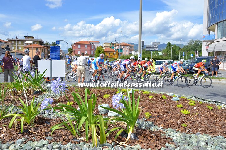 GIRO DELLA LUNIGIANA 2015 (Prima Tappa) - Il gruppo transita alla rotatoria di Ceparana