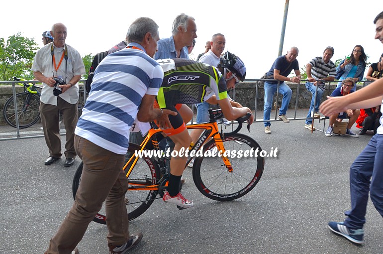 GIRO DELLA LUNIGIANA 2015 - L'albanese Klidi Jaku (n.7), della rappresentativa di Massa Carrara, arriva stremato a Fosdinovo e viene prontamente sorretto da alcuni addetti alla corsa