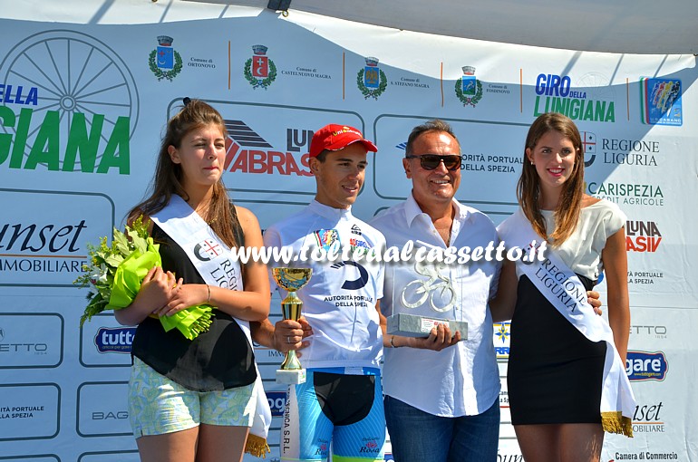 GIRO DELLA LUNIGIANA 2015 (Premiazioni) - La maglia bianca della classifica "Giovani" è stata assegnata a Marco Murgano (UC Casano ASD). A premiarlo c'era il senatore del PD Massimo Caleo