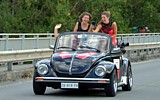 GIRO DELLA LUNIGIANA 2015 - Le miss hanno fatto passerella lungo il percorso su un Maggiolone tirato a lucido