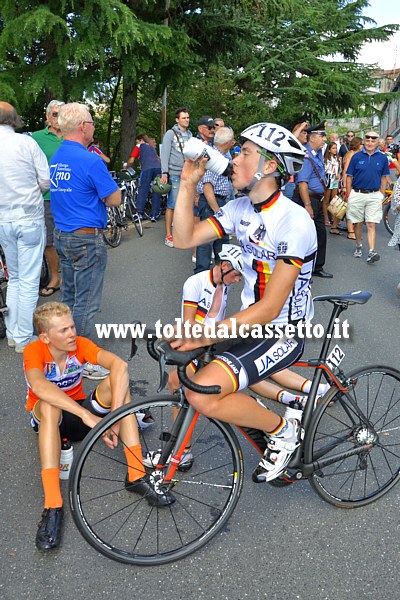 GIRO DELLA LUNIGIANA 2015 (seconda tappa) - Il tedesco Max Singer (n.112) si disseta nel dopocorsa a Fosdinovo sotto gli occhi del compagno di squadra Martin Salmon (n.109)