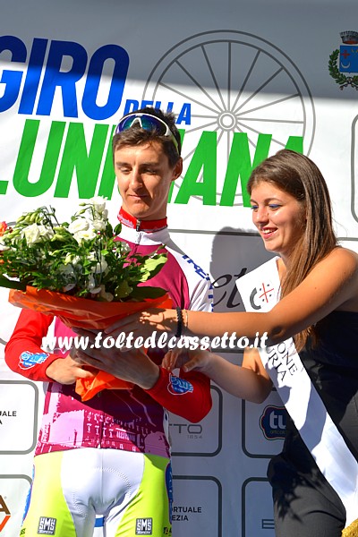 GIRO DELLA LUNIGIANA 2015 - Una miss consegna i fiori a Nicola Concia, premiato per la vittoria nella tappa con arrivo a Fosdinovo