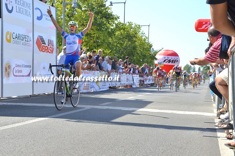 GIRO DELLA LUNIGIANA 2015 (Terza e ultima Tappa) - Il marchigiano Francesco Zandri si impone sul traguardo di Luni con un leggero vantaggio sul resto del gruppo