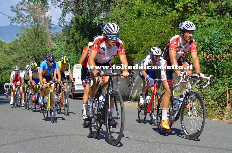 GIRO DELLA LUNIGIANA 2016 - I corridori del team Austria Daniel K�rner (n.48) e Moritz Irendorfer (n.44). Appena dietro si intravede Pavol Janus (n.12) del team Slovakia