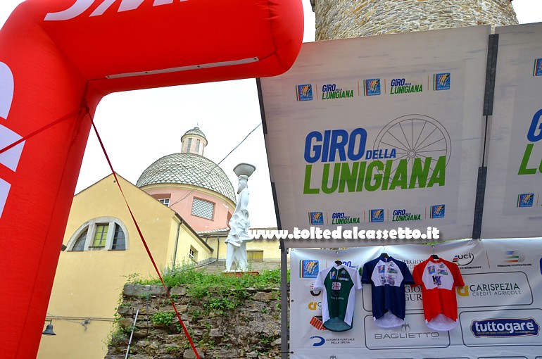 GIRO DELLA LUNIGIANA 2016 (Ortonovo, terza tappa) - La chiesa parrocchiale  fa capolino dietro il podio con le maglie da assegnare. E' la prima volta nella sua storia che la corsa si conclude a Ortonovo paese