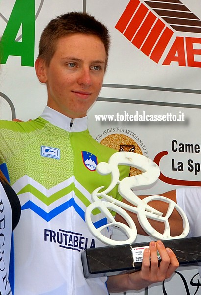 GIRO DELLA LUNIGIANA 2016 - Tadej Pogacar alle premiazioni con la maglia della Slovenia