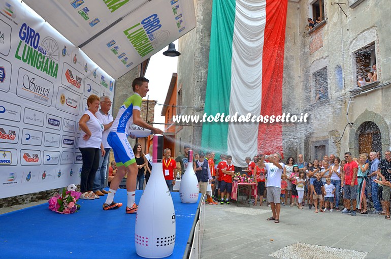 GIRO DELLA LUNIGIANA 2016 - Su podio di Ortonovo lo sloveno Tadej Pogacar festeggia con spumante la vittoria nella terza e ultima tappa della corsa