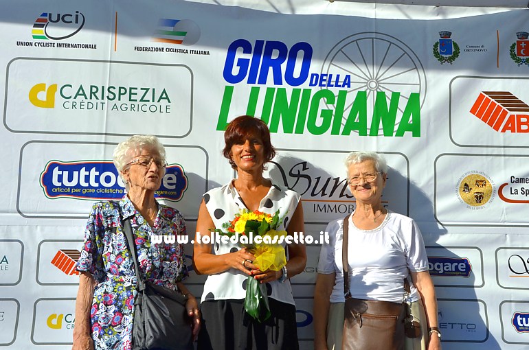 GIRO DELLA LUNIGIANA 2016 (Fosdinovo, seconda tappa) - Sul palco delle premiazioni due sorelle e la figlia del grande ed indimenticato ciclista spezzino Graziano Battistini