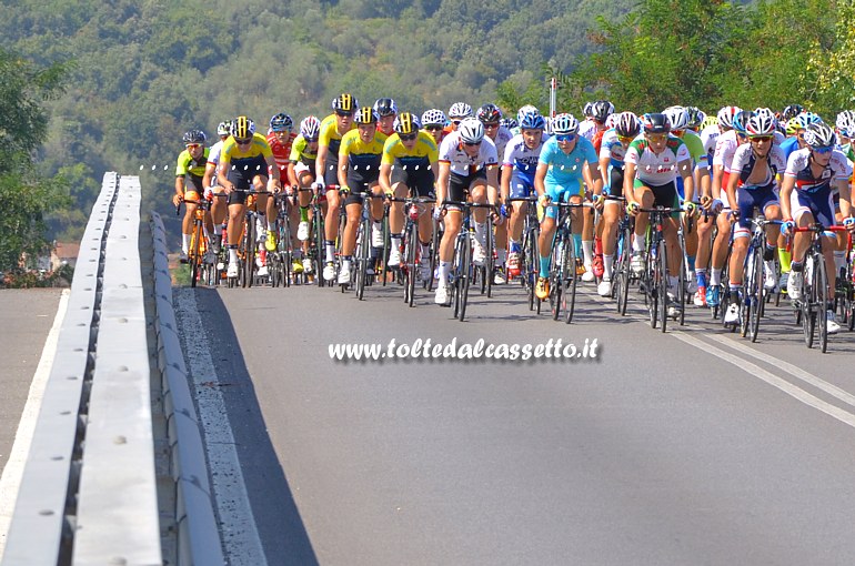 GIRO DELLA LUNIGIANA 2016 (Ameglia, prima tappa) - Il gruppo transita sul Ponte della Colombiera