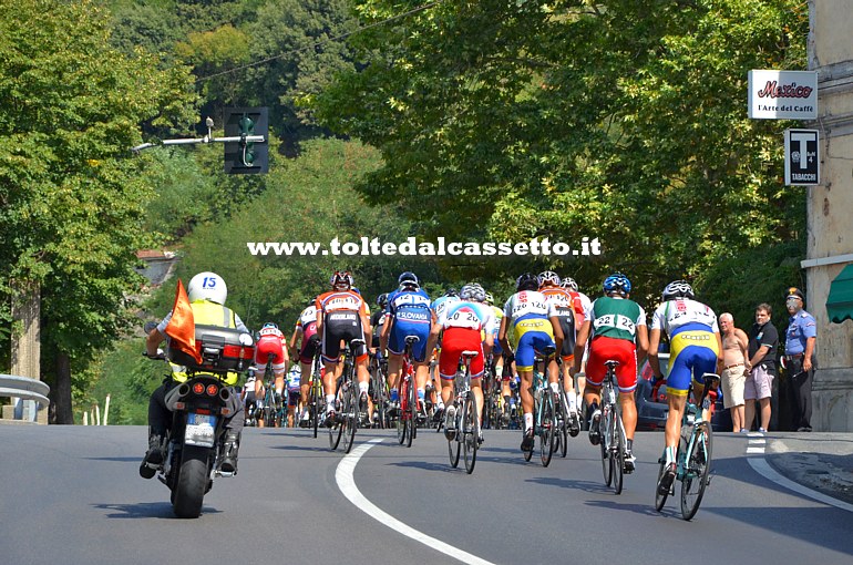 GIRO DELLA LUNIGIANA 2016 (seconda tappa) - La coda del gruppo sulla Statale 62 della Cisa in localit� Bettola di Caprigliola