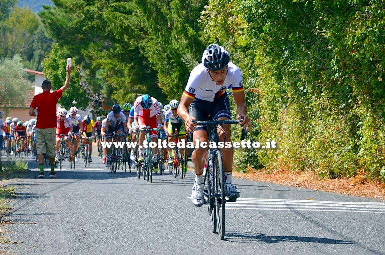 GIRO DELLA LUNIGIANA 2017 (prima tappa) - Il tedesco Leon Heinschke (n.15) tenta la fuga sulla salita della Carlotta